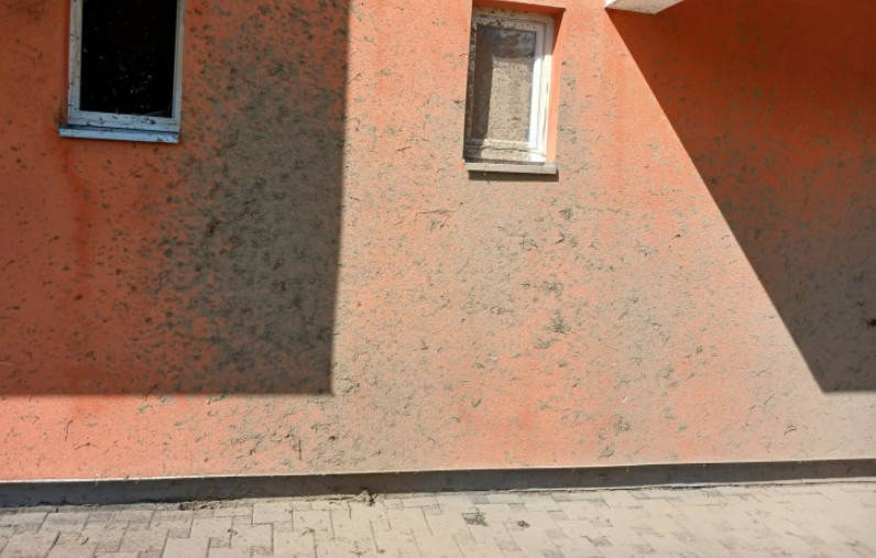 Stanari šokirani: Vozač uništio fasadu zgrade u Banjaluci, pa pobjegao FOTO