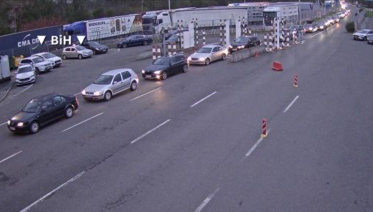 Gužve na granici: Vozila čekaju na ulazu u BiH iz Hrvatske