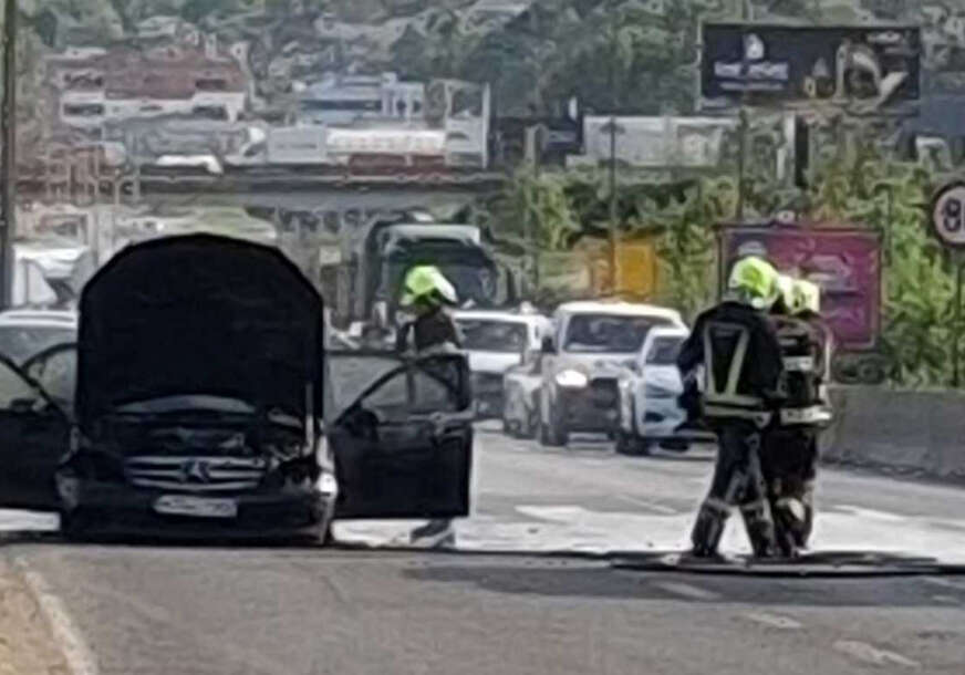 Kolaps na brzoj cesti Banjaluka-Laktaši: Gori automobil, obustavljen saobraćaj