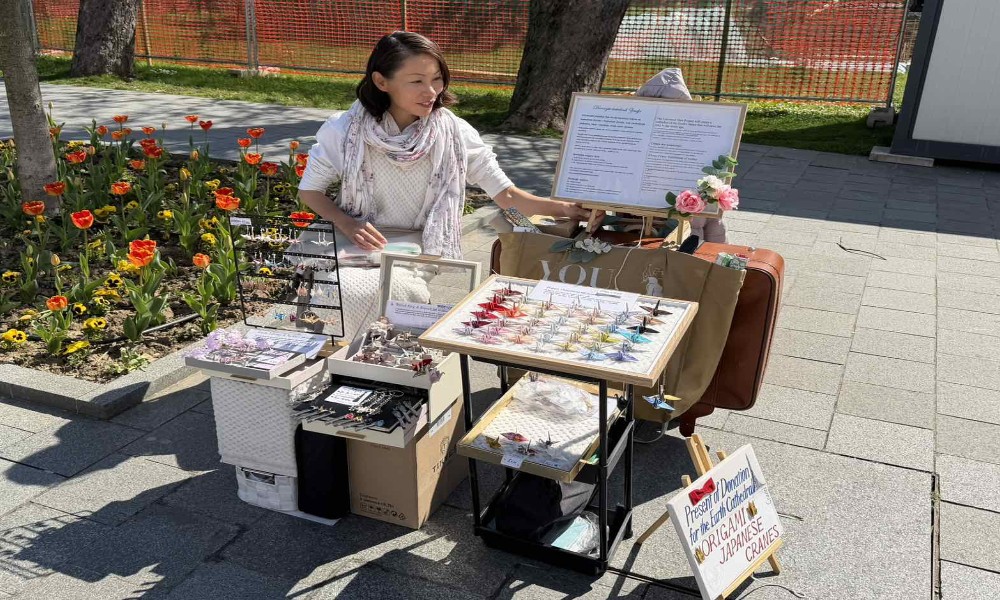 Origami ždralovi “odolijevaju” Trampu: Japanska umjetnica u Banjaluci promoviše Katedralu Zemlje FOTO