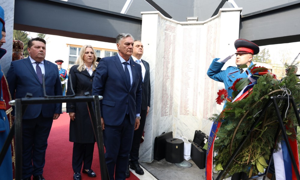 Sjećanje koje ne blijedi: Položeni vijenci na spomen-obilježje poginulim pripadnicima MUP-a