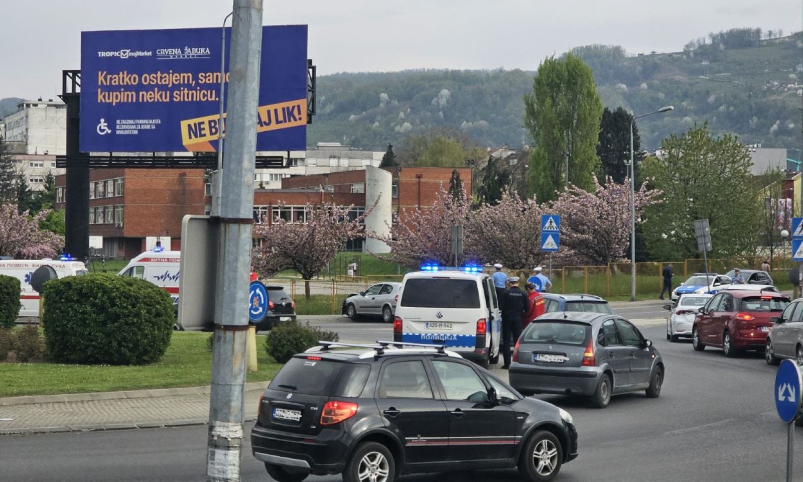 Kolaps kod banjalučke Gimnazije: Udes, policija i hitna na licu mjesta FOTO