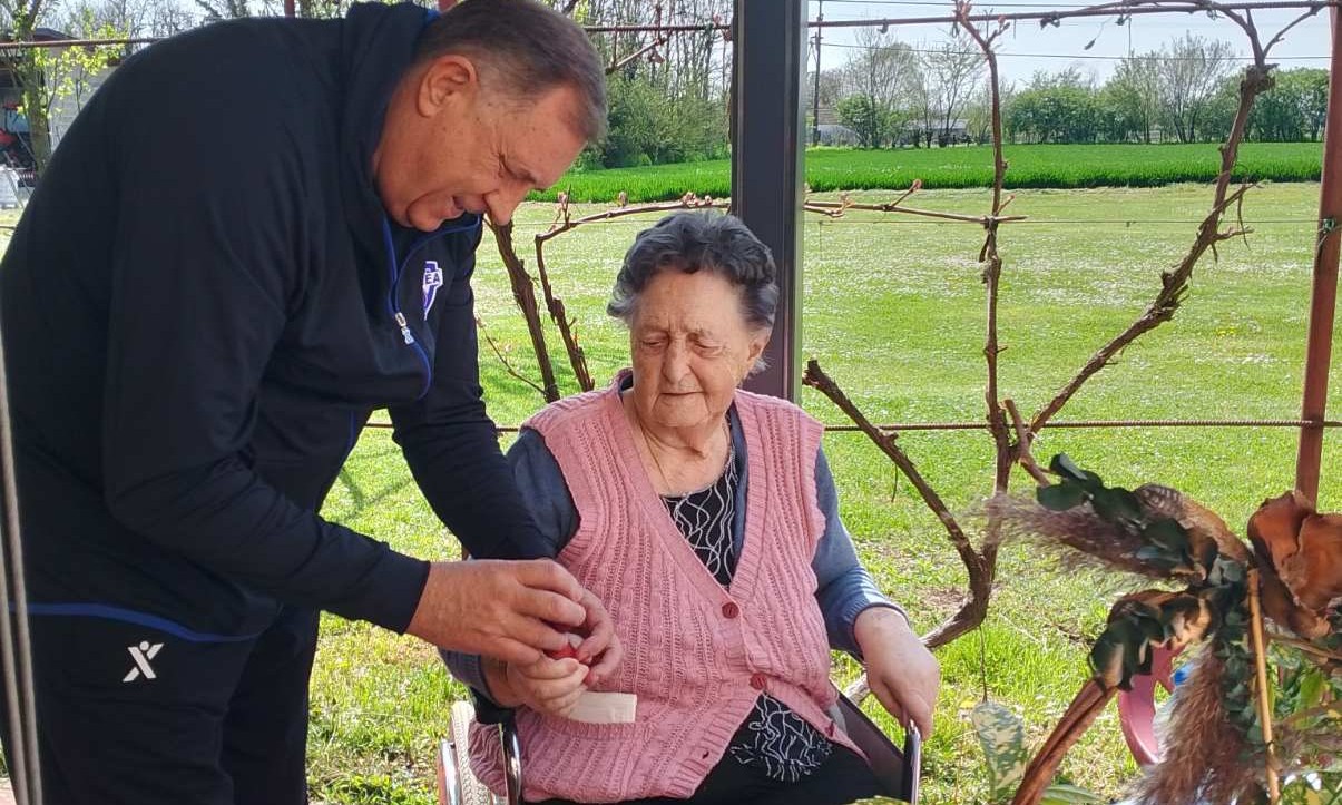 Dodik sa majkom za Vaskrs: Cijeli život mu se najviše radovala FOTO