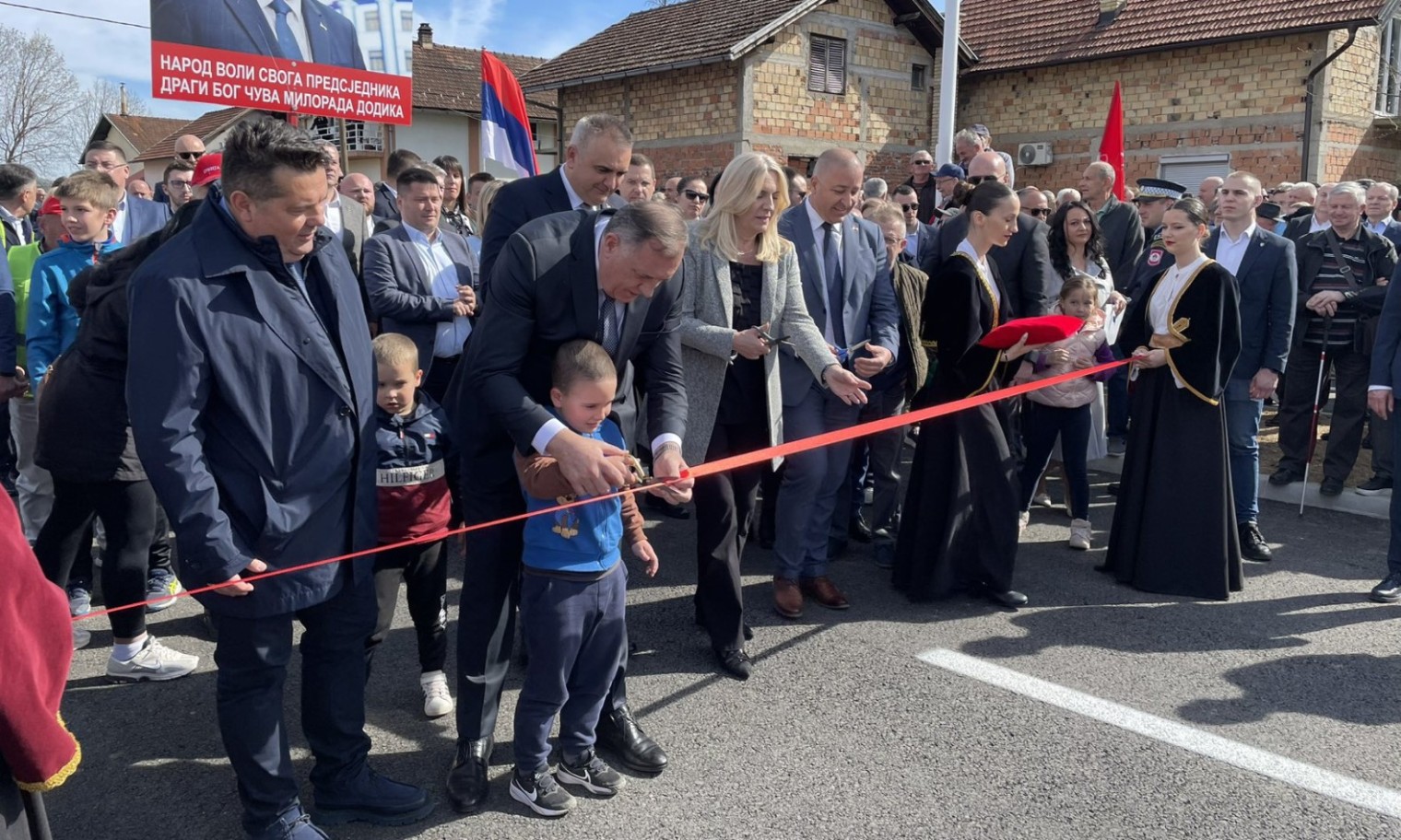 Otvoren most u Česmi! Mali Pavle presjekao vrpcu s Dodikom FOTO