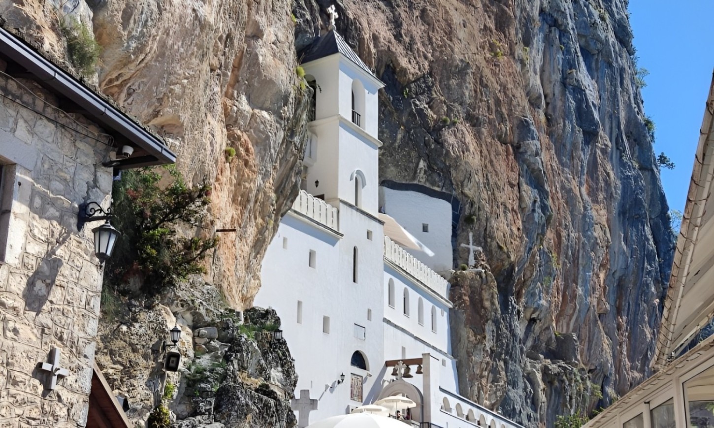 Pred Vaskrs potresna scena u Ostrogu: Djevojka ušla sa štakama, izašla bez njih