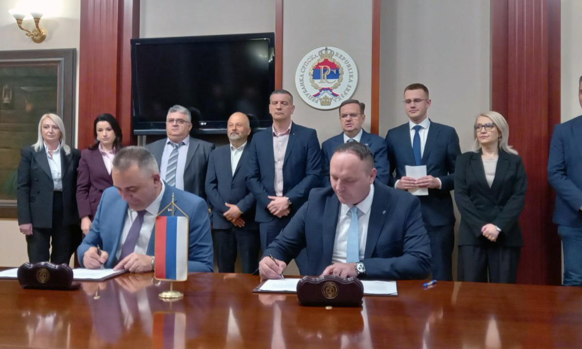 Dokument koji mijenja plate i uslove rada: Minić i Stanković potpisali memorandum