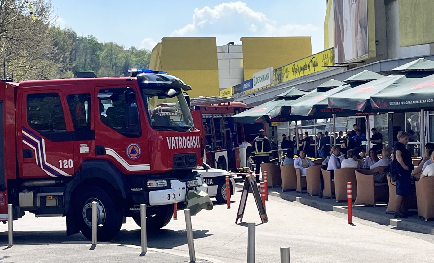 Vatrogasne ekipe na terenu: Izbio požar u robnoj kući u BiH