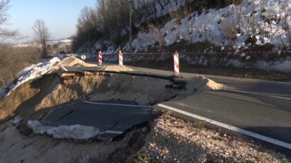 Dio puta nestao u odronu: I dalje obustavljen saobraćaj na putu Bijeljina-Tuzla VIDEO