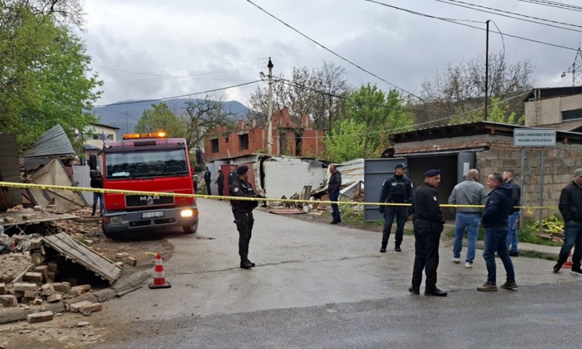 Srbi tvrde da imaju papire: Rušenje garaža u Mitrovici izazvalo haos