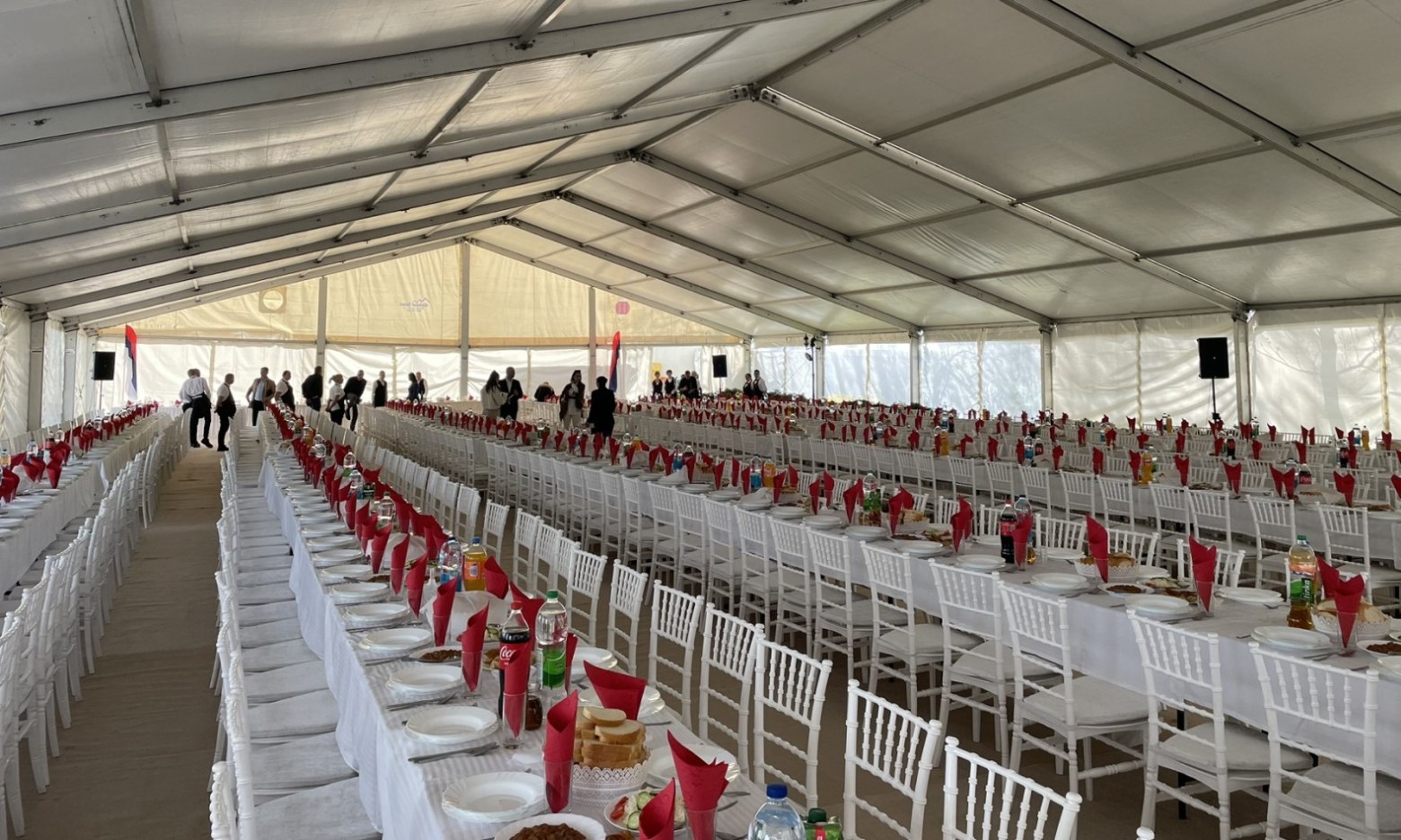 Velika gozba u Česmi: Evo čega sve ima pod šatorom FOTO