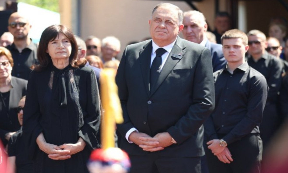 Mira Dodik ispraćena na vječni počinak: Patrijarh Porfirije služio opijelo u Mrčevcima FOTO