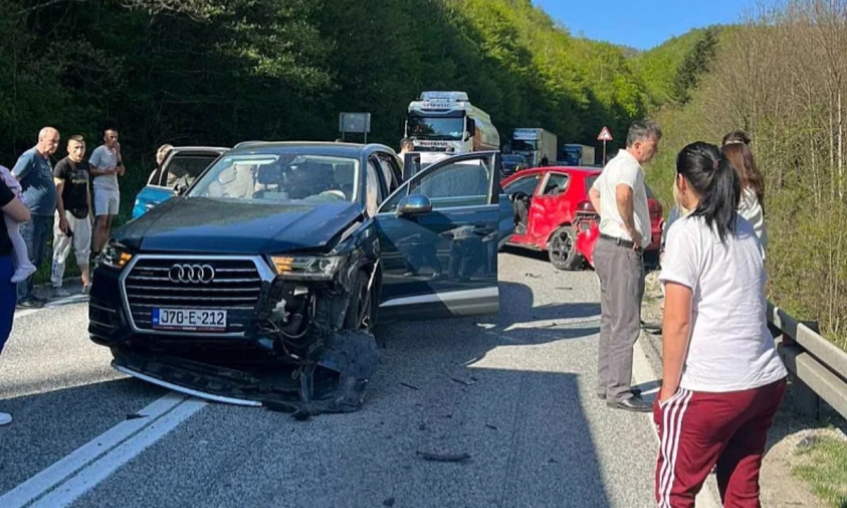 Lančani sudar na M-17: Učestvovala tri vozila, jedna osoba povrijeđena