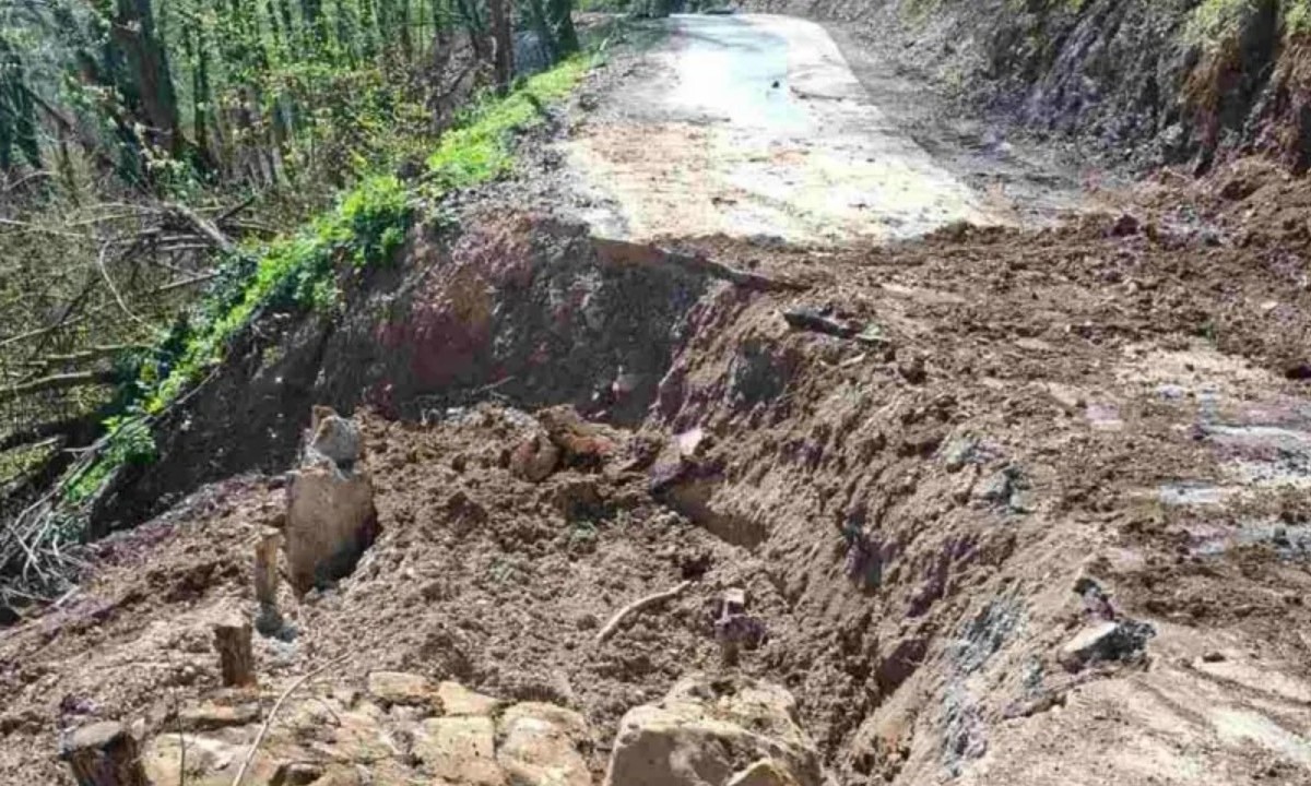Kad Grad ne reaguje: Banjalučanin pokušao sam sanirati put, zaustavila ga inspekcija