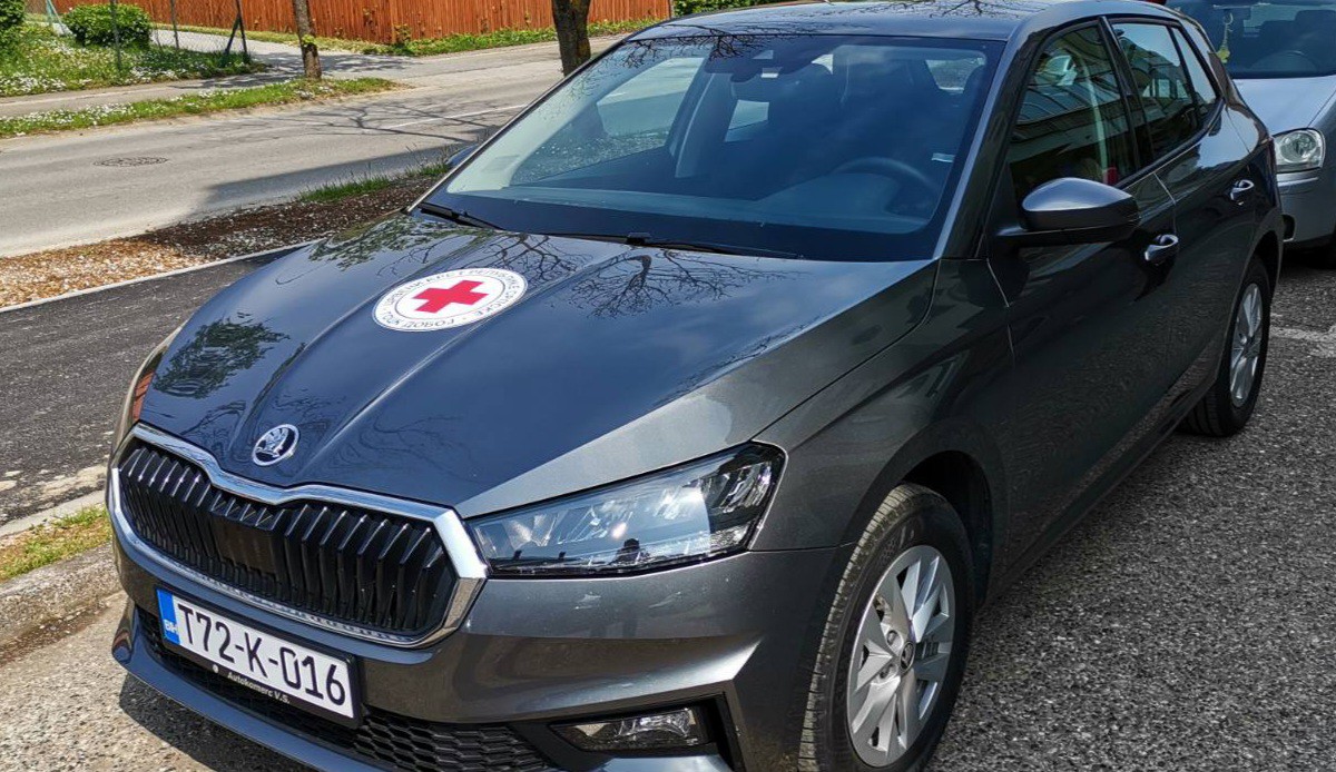 Humani projekat: Jerinić uručio automobil timu za pomoć i njegu u kući