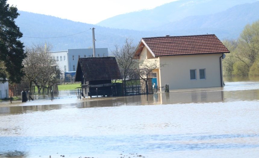 Alarm u Gračanici! Spreča se izlila, više kuća i hektara zemljišta pod vodom