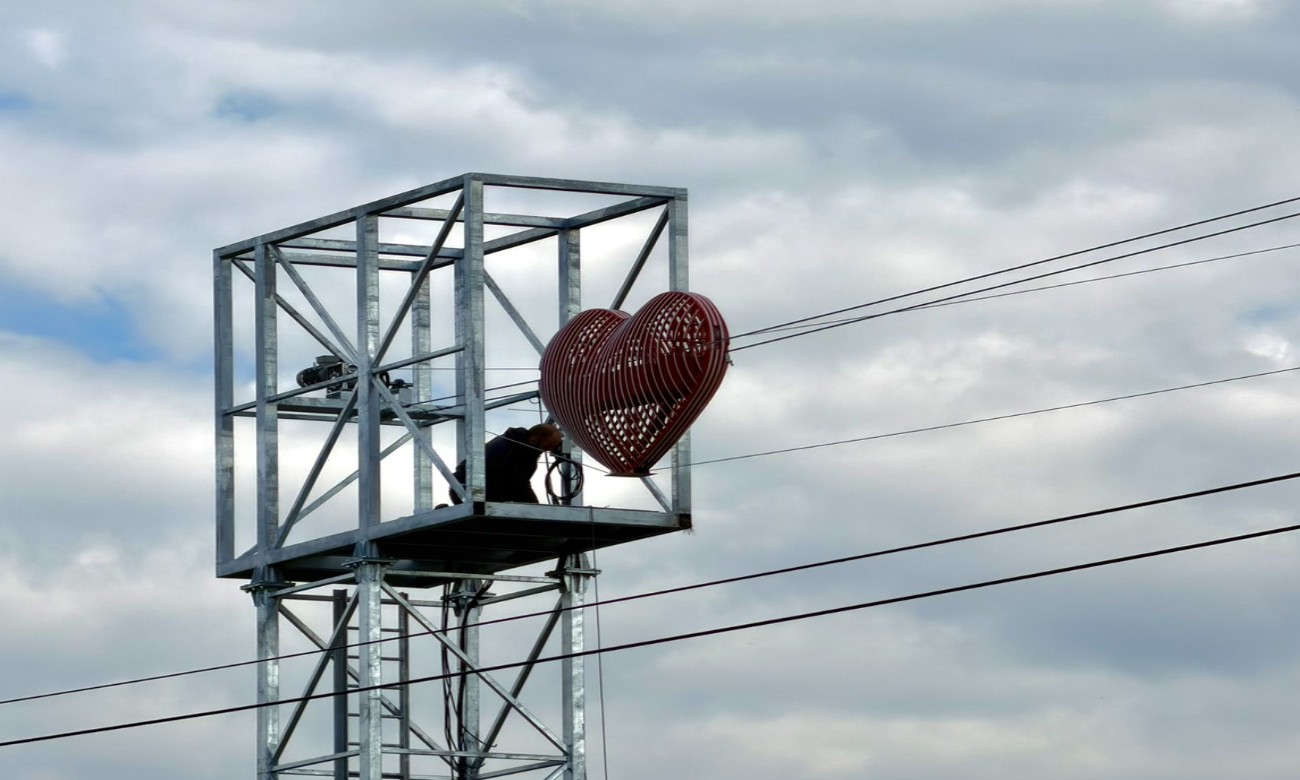 Banjaluka dobija “leteće srce”: Radnici užurbano završavaju novu atrakciju FOTO/VIDEO