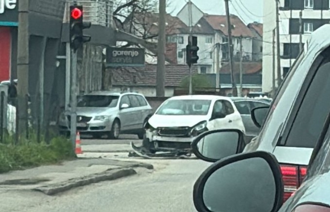 Sudar na raskrsnici: Vozač povrijeđen u saobraćajnoj nezgodi