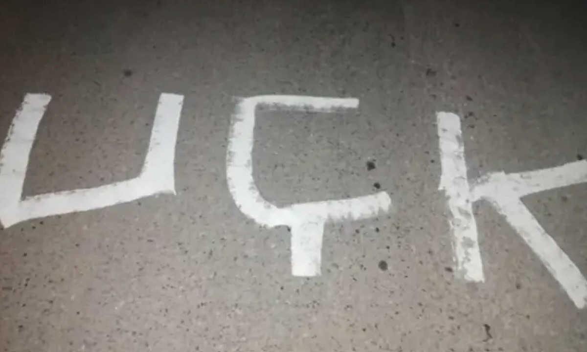 Srbi navikli na provokacije: Na putu ka prelazu Brnjak ispisan grafit UČK