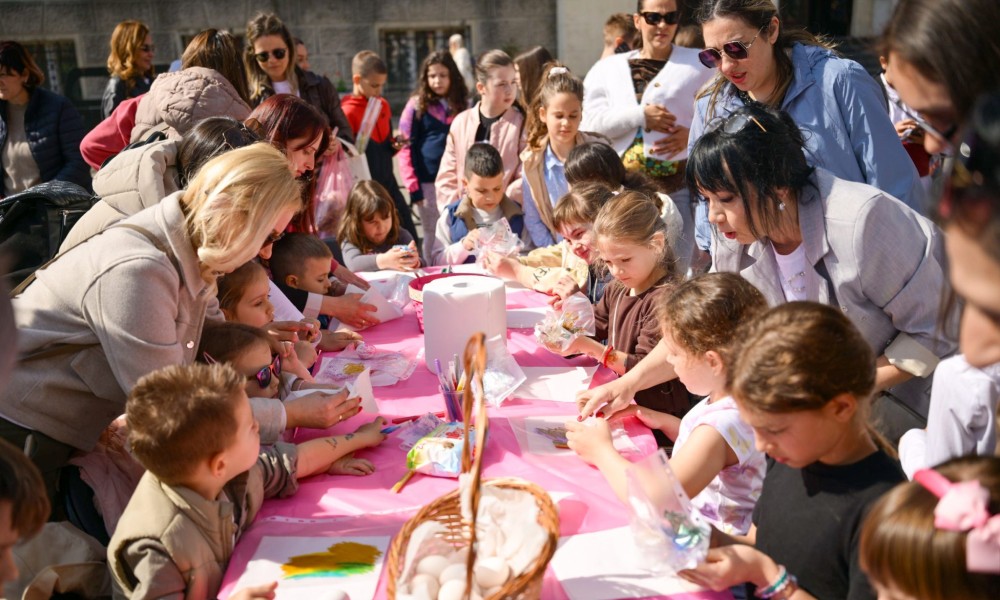 Pred Hramom Hrista Spasitelja: Mališani bojili vaskršanja jaja i oživjeli običaje