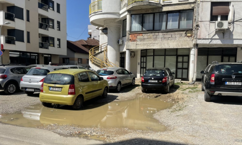 Banjalučki parking u nultoj zoni nalik seoskom: Spremite se da zagazite u blato FOTO