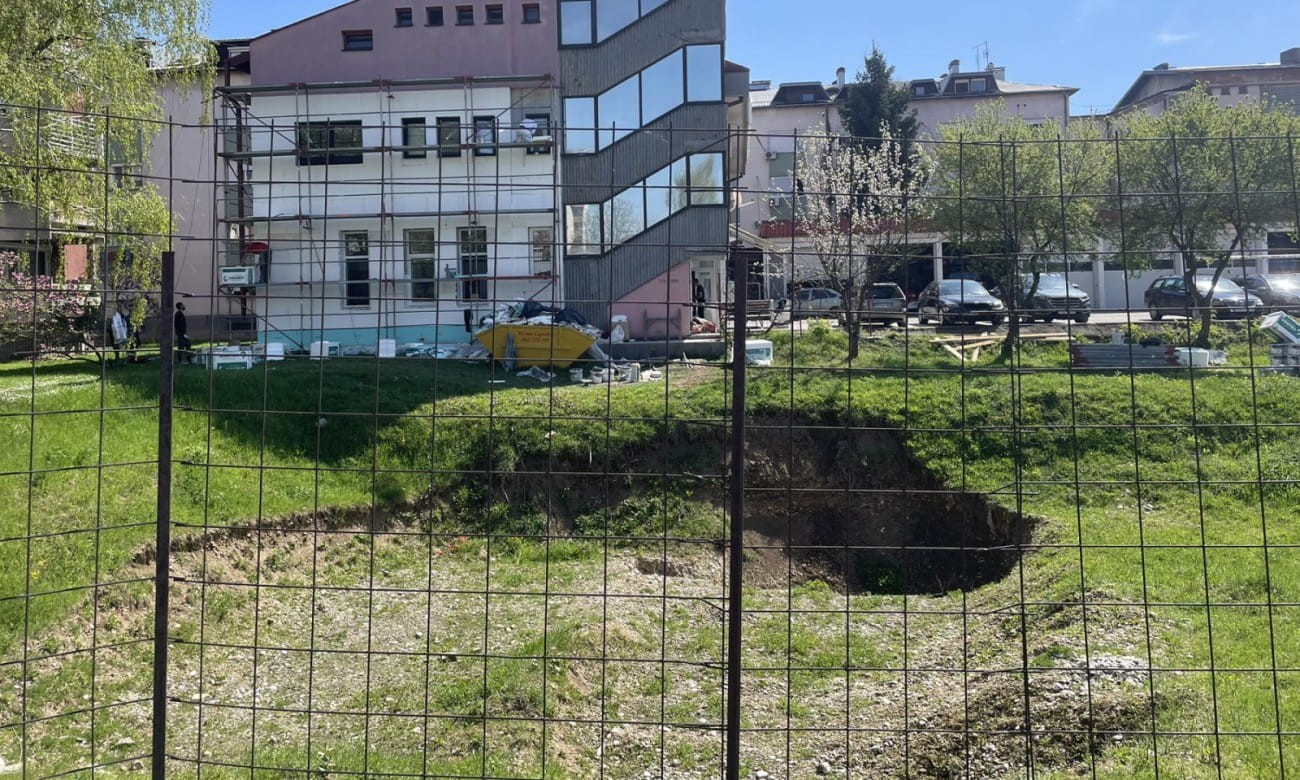 Zaboravljena rupa u Banjaluci: Ko je odgovoran za “provaliju” u centru grada