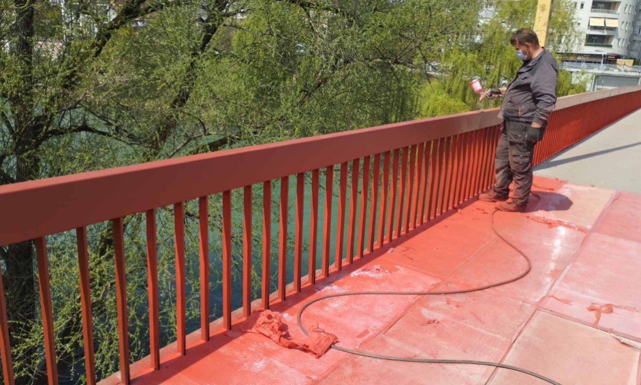 Pocrvenio banjalučki most: Rade kompresori, bježite od farbe FOTO