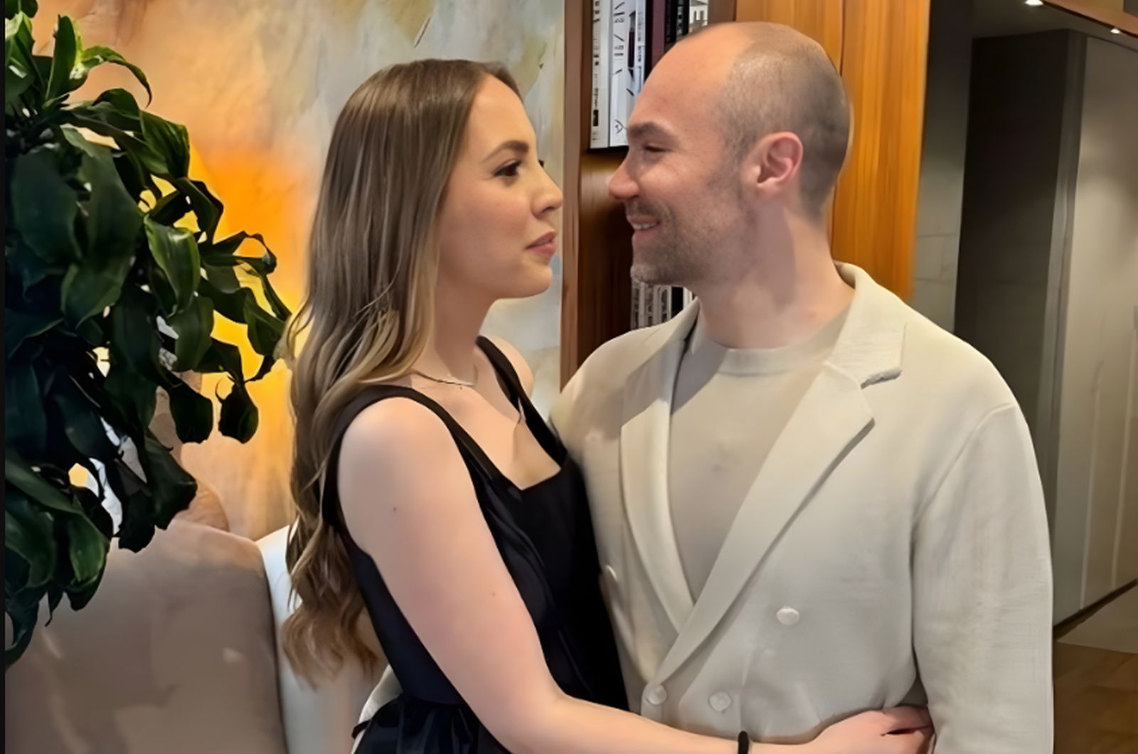 Sofronijević i supruga po prvi put u šetnji sa ćerkicom: Blistaju od sreće