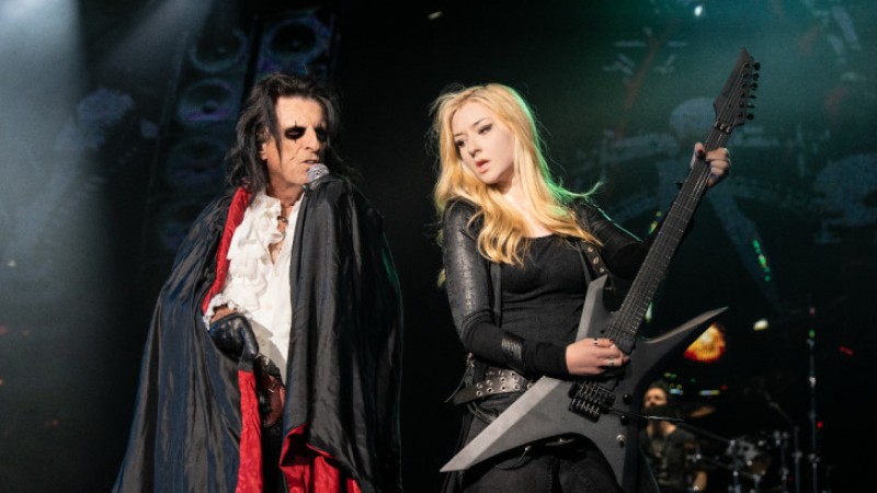 Spektakl Alisa Kupera: Prestavio novu gitaristkinju