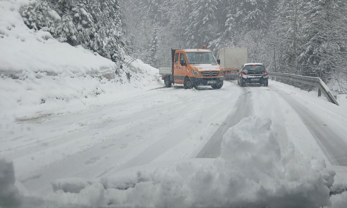 Snijeg u aprilu izazvao kolaps: Gužve na putu Pale–Jahorina FOTO