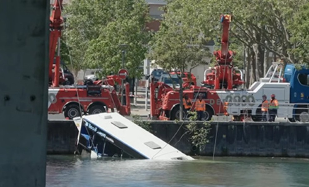 Drama! Žena autobusom sletjela u rijeku nakon što je udarila u parkirani automobil VIDEO