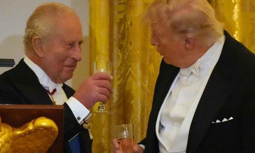 Tramp i Čarls razmjenjivali šale na svečanoj večeri: “Bolje od Bostonske čajanke”