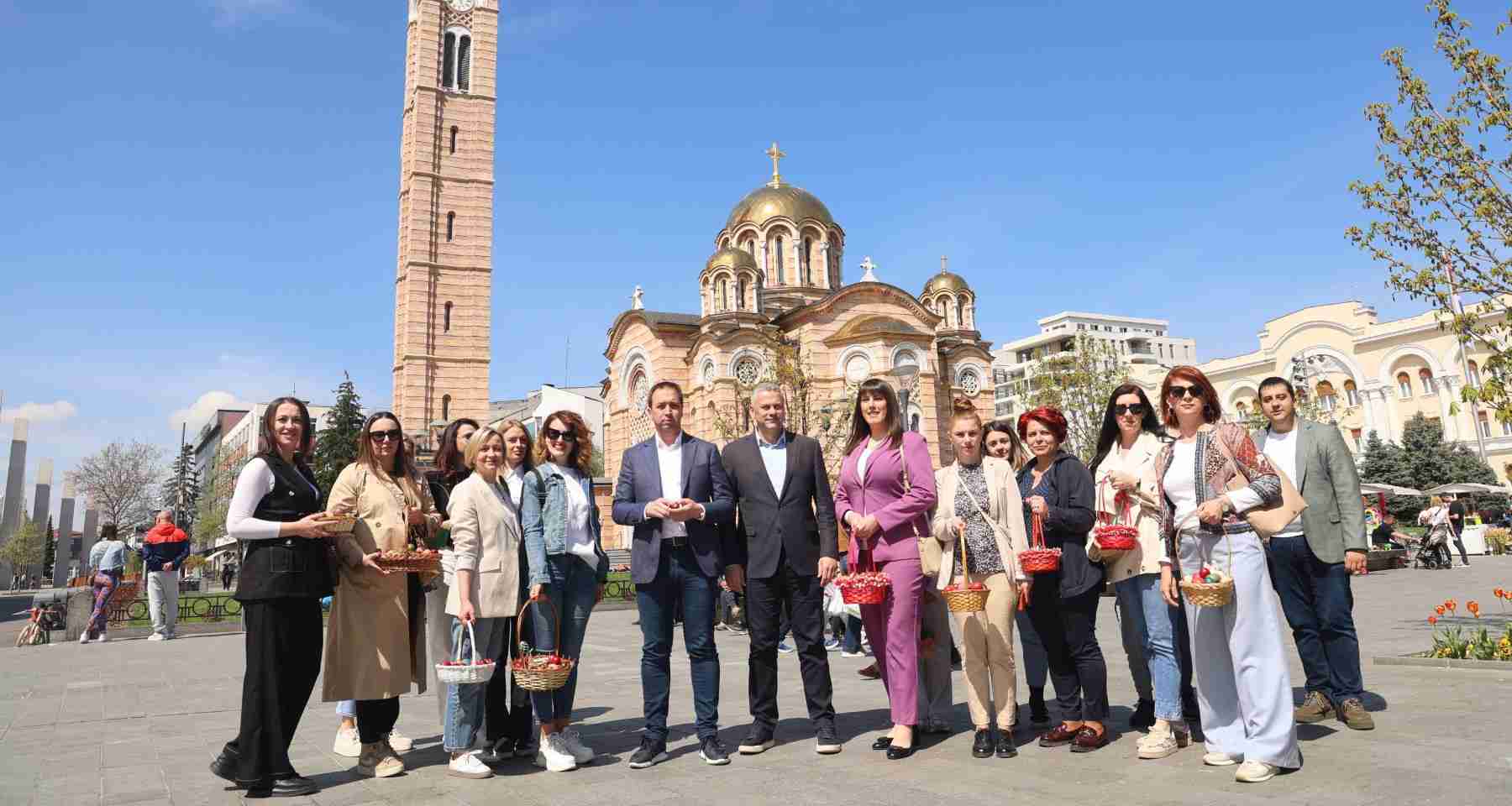 Selak, Gligorić i žene banjalučkog SPS-a: Na Trgu Krajine podijelili vaskršnja jaja