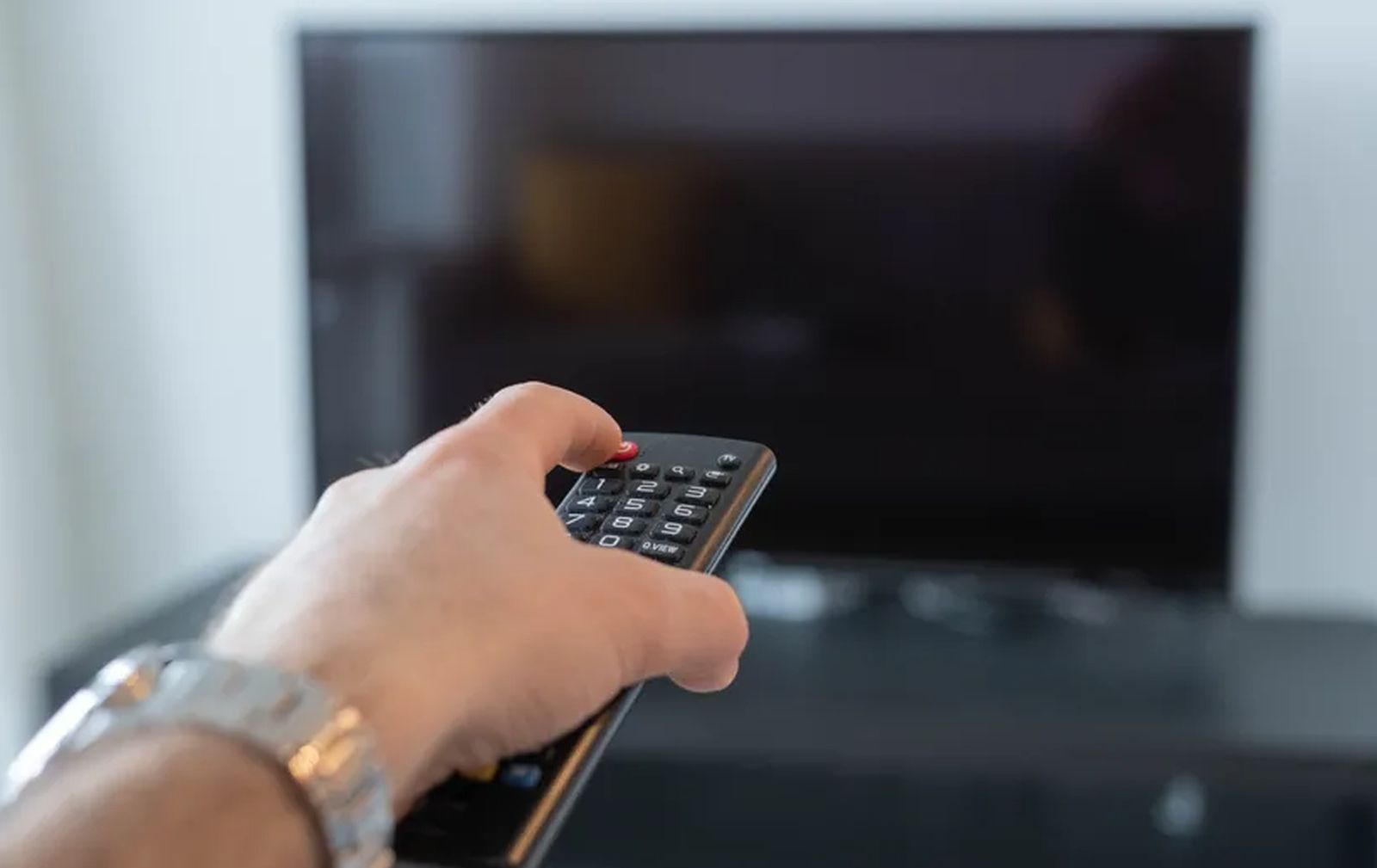 Trik koji trenutno ubrzava svaki Smart TV: Držite dugme za paljenje…