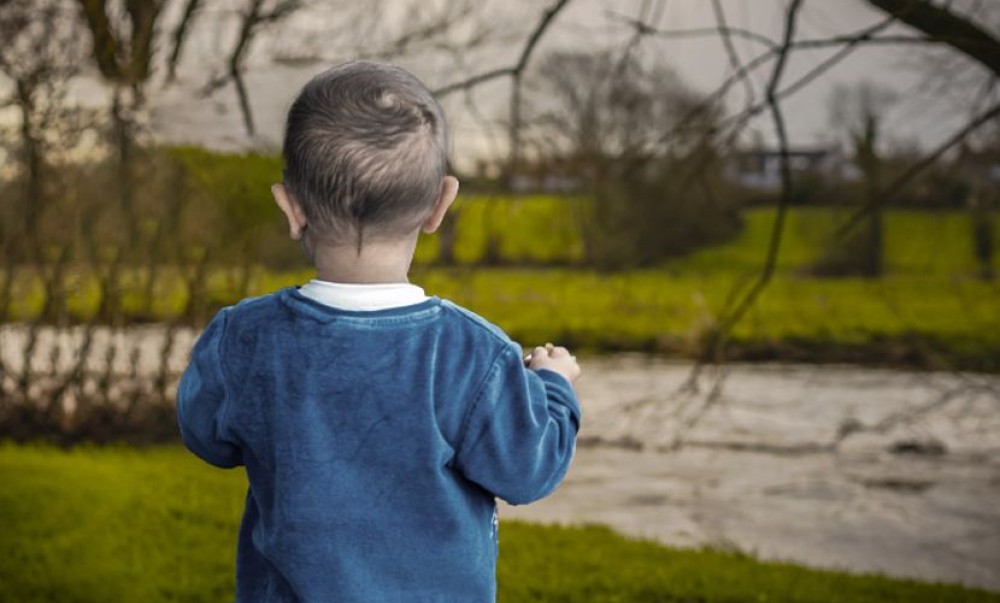 Drama na igralištu! Majka (23) se bori za život nakon što je skočila u rijeku da spasi dvogodišnjeg sina