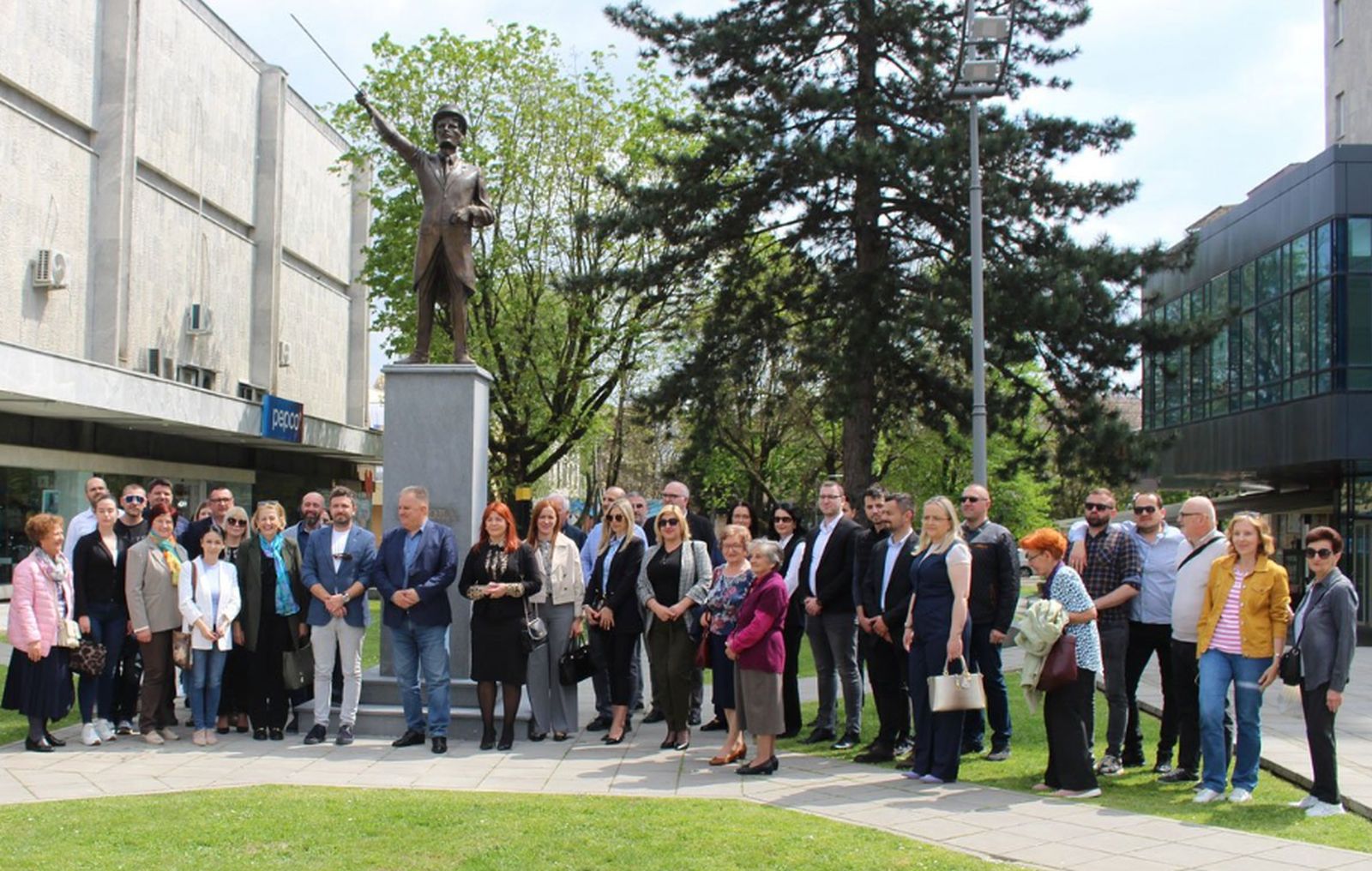 U Gradišci otkriven spomenik Nikoli Tesli FOTO