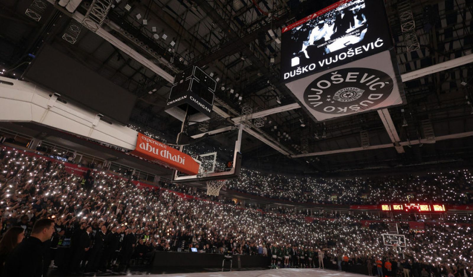 Partizan i “grobari” se emotivno oprostili od Duška Vujoševića