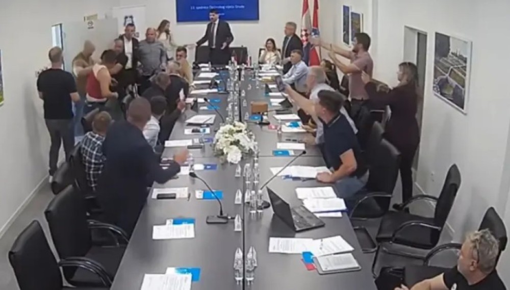 Odbornik se potukao sa čuvarom: Skandal tokom sjednice u BiH VIDEO