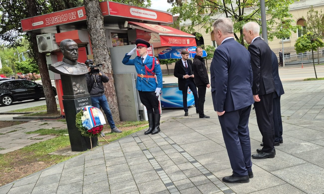 Sjećanje na oslobođenje: Gruško položio vijenac kod spomen-biste Žukovu u Banjaluci VIDEO