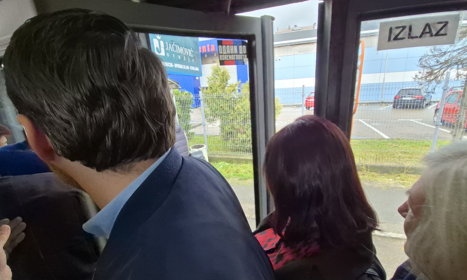 Lauš jutros bez linije ka centru: Putnici ogorčeni, problemi u gradskom prevozu se gomilaju FOTO