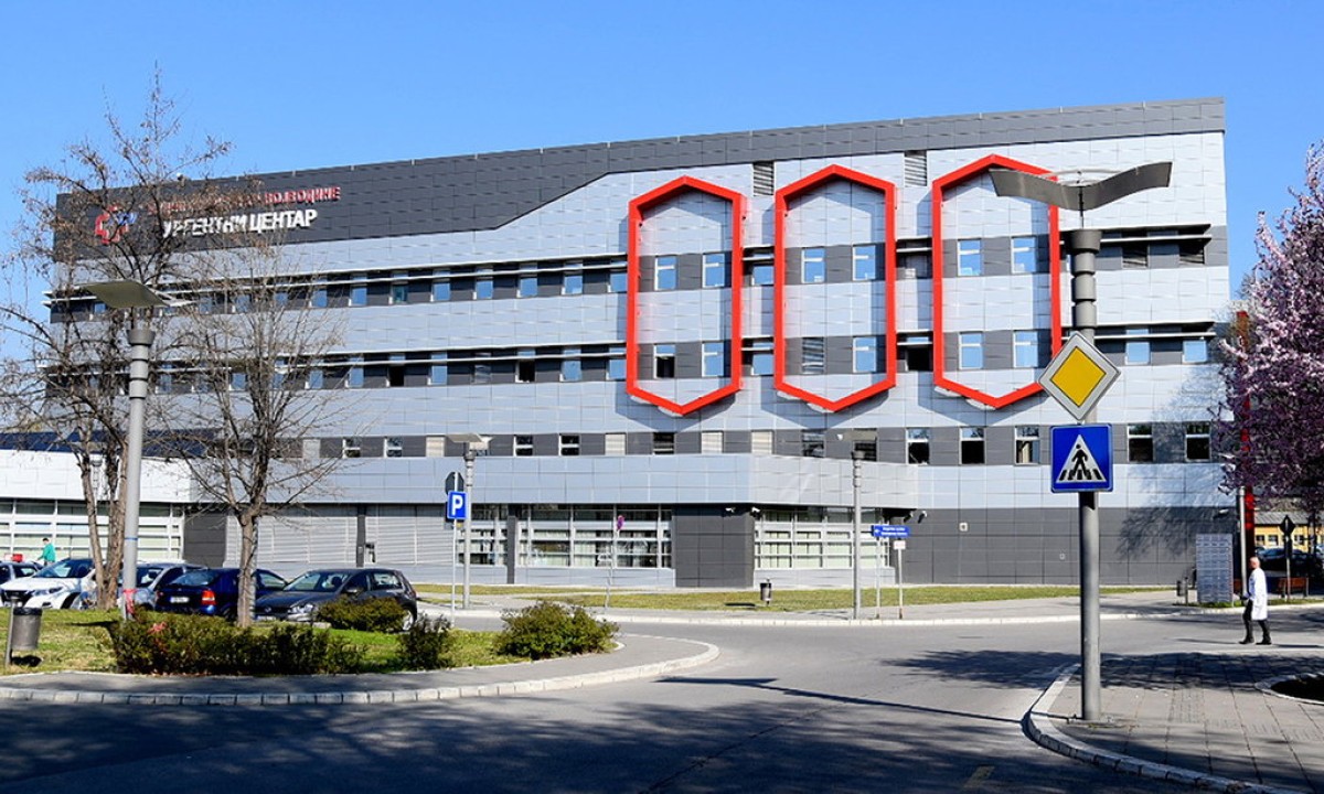 Oglasili se iz UKC Vojvodina: Evo kako je žena na koju je pao dio skele