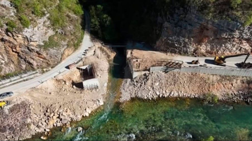 Nakon nesreće niko nije uradio sanaciju: Muškarac preminuo, morali ga rukama prenijeti preko mosta