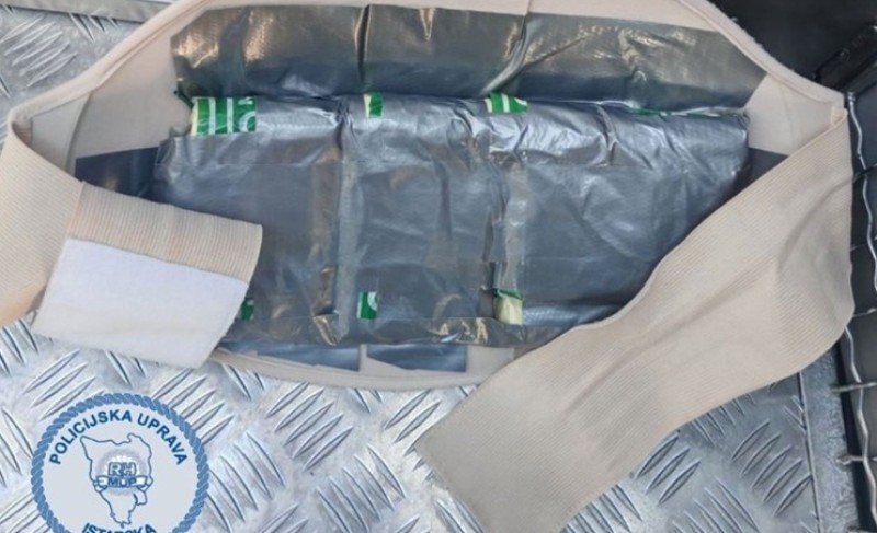 Bizaran incident: Navijač sakrio 17 baklji u lažnom trudničkom stomaku