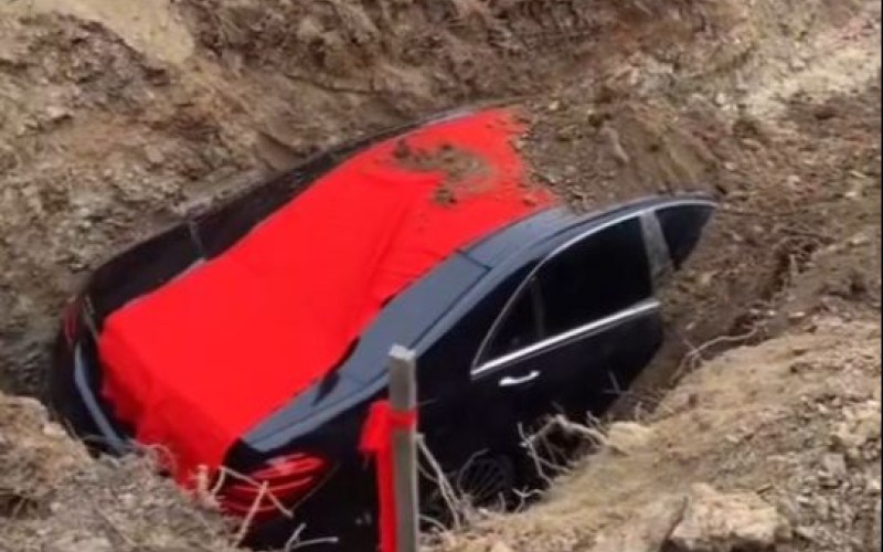 I na onaj svijet u S klasi: Bogati Kinez pokopan uz luksuzni Mercedes VIDEO