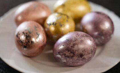 Kako da dobijete prirodno ofarbana jaja sa metalik detaljima? Društvene mreže su poludjele za ovom tehnikom