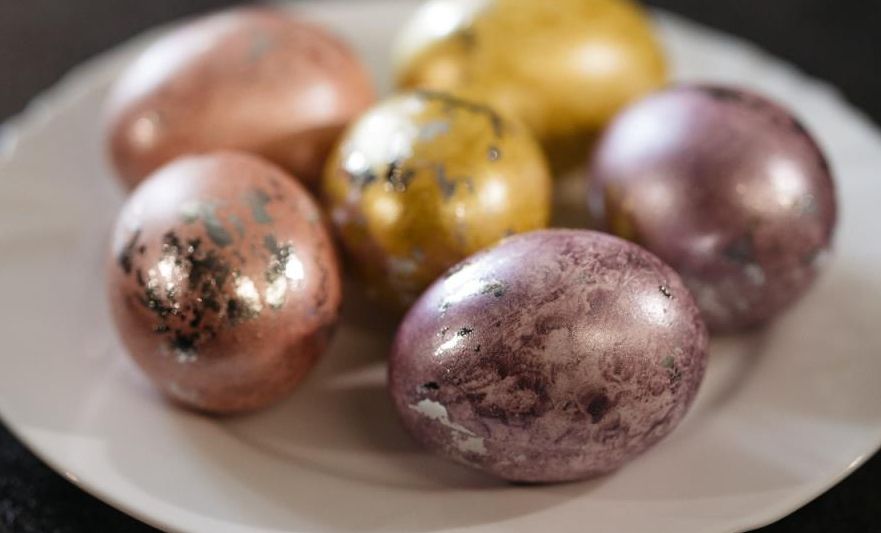 Kako da dobijete prirodno ofarbana jaja sa metalik detaljima? Društvene mreže su poludjele za ovom tehnikom
