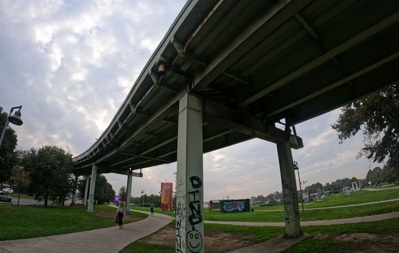 Motociklista pao sa nadvožnjaka, stradao na licu mjesta