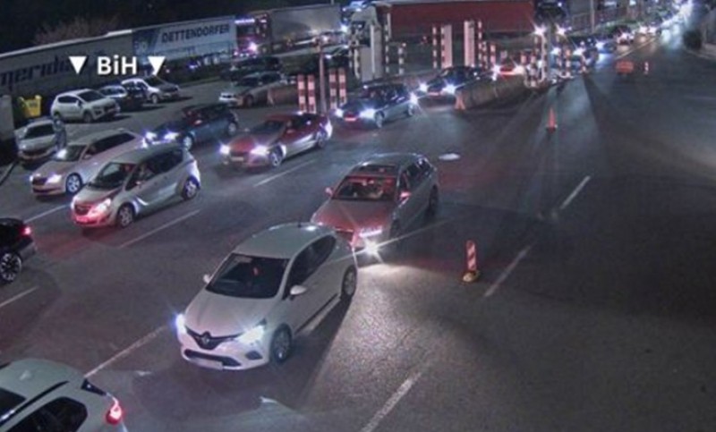 Kilometarske kolone na granicama: Čovjek čak osam sati čekao na naplatnoj rampi VIDEO