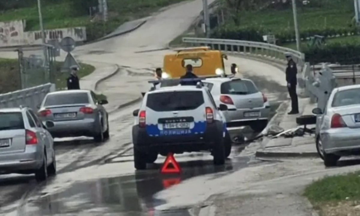 Od siline udarca na autu otpao točak: Nesreća usporila saobraćaj u ovom dijelu Banjaluke