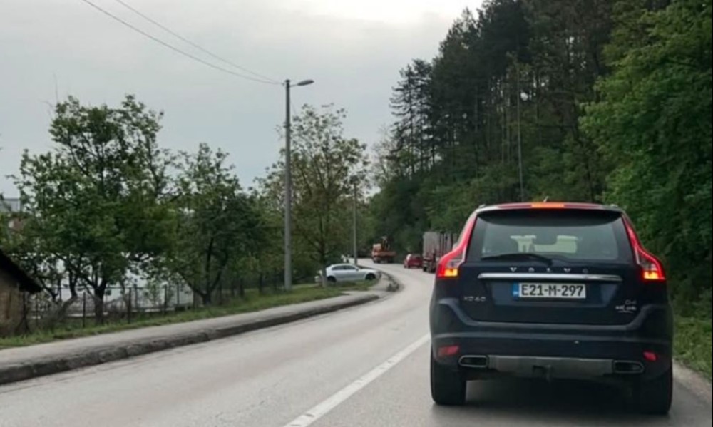 Sudar tri automobila u ovom dijelu BiH: Žena povrijeđena, saobraćaj potpuno obustavljen