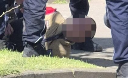 Detalji sa mjesta krvavog napada: Napadač opkoljen, leži na betonu sa lisicama na rukama